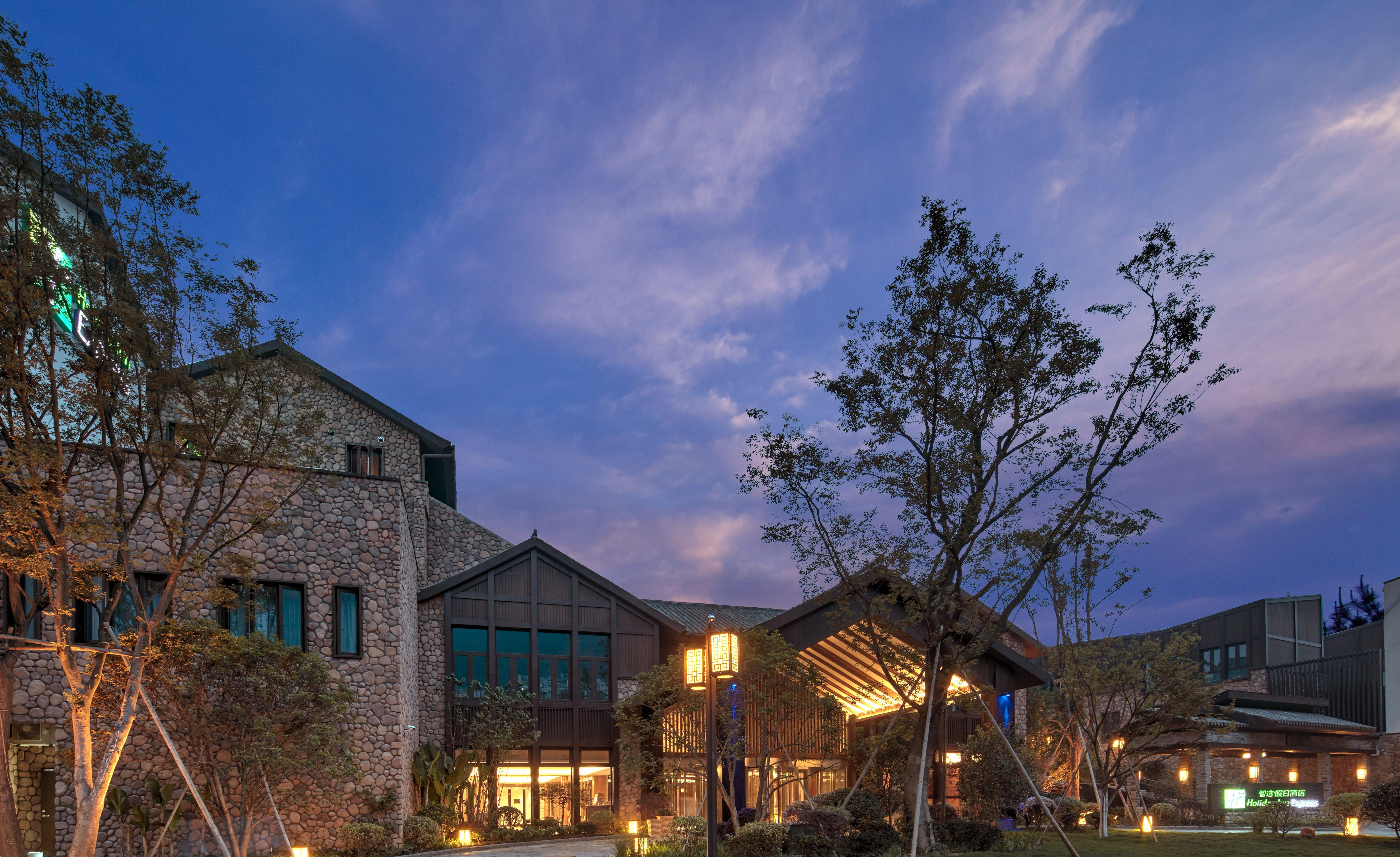 Holiday Inn Express Zhejiang Qianxia Lake By Ihg Qingtian Exterior photo
